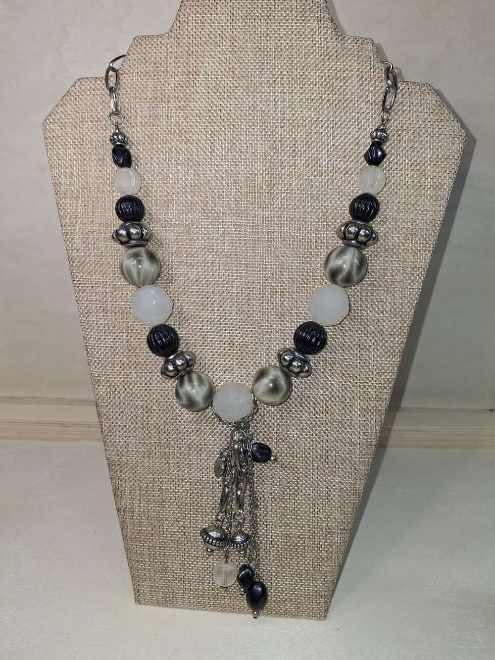 Elegant Women's Beaded Tassel Necklace in Silver, Black, and Pearl